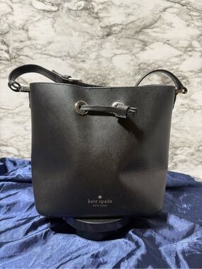 Kate Spade New York -Sadie Saffiano Leather Bucket Bag – Black (EUC)